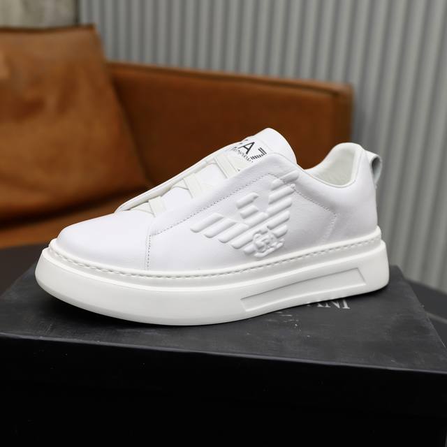 Brand: Armani ARM NI Standard Code: 38-44 45 Customization Level: Same as on official website Material: Original cowhide fabric Comfortable cowhide lining Lightweight and wear-resistant outsole Style Category: Men's fashion casual shoes Running sport