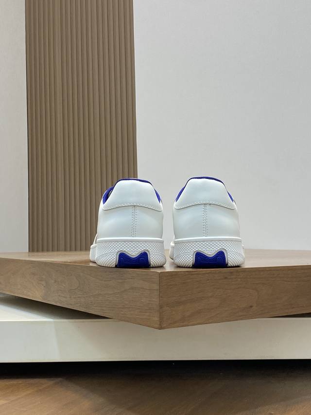 Burberry's new warhorse plaid casual sports shoes, brand new terrace casual sports shoes, Burberry's classic original super comfortable shoes, knight blue non slip sole, finally saw the latest diagonal plaid sports shoes. The color is really beautifu