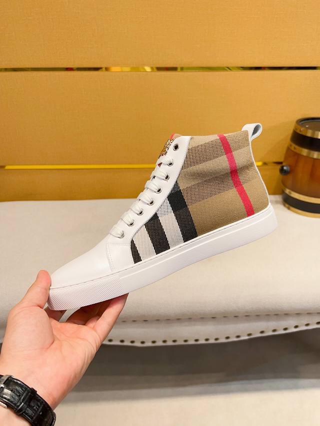 The new casual sports men's shoes from Velvet Carpi Burberry are designed in a fashionable Milan fashion with perfect workmanship. The original replica of the knight pattern is made of soft and comfortable cowhide material, and the warm fur lining is