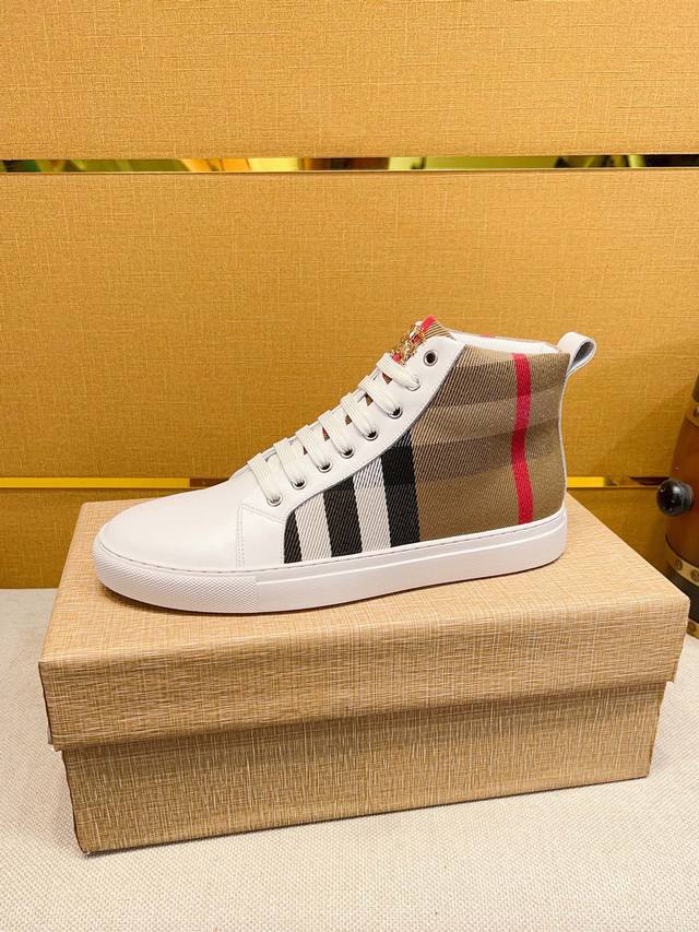 The new casual sports men's shoes from Velvet Carpi Burberry are designed in a fashionable Milan fashion with perfect workmanship. The original replica of the knight pattern is made of soft and comfortable cowhide material, and the warm fur lining is