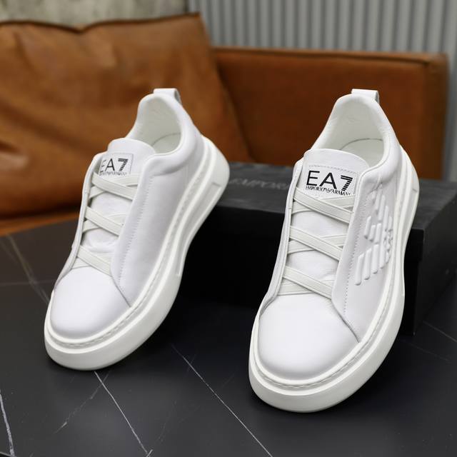 Brand: Armani ARM NI Standard Code: 38-44 45 Customization Level: Same as on official website Material: Original cowhide fabric Comfortable cowhide lining Lightweight and wear-resistant outsole Style Category: Men's fashion casual shoes Running sport