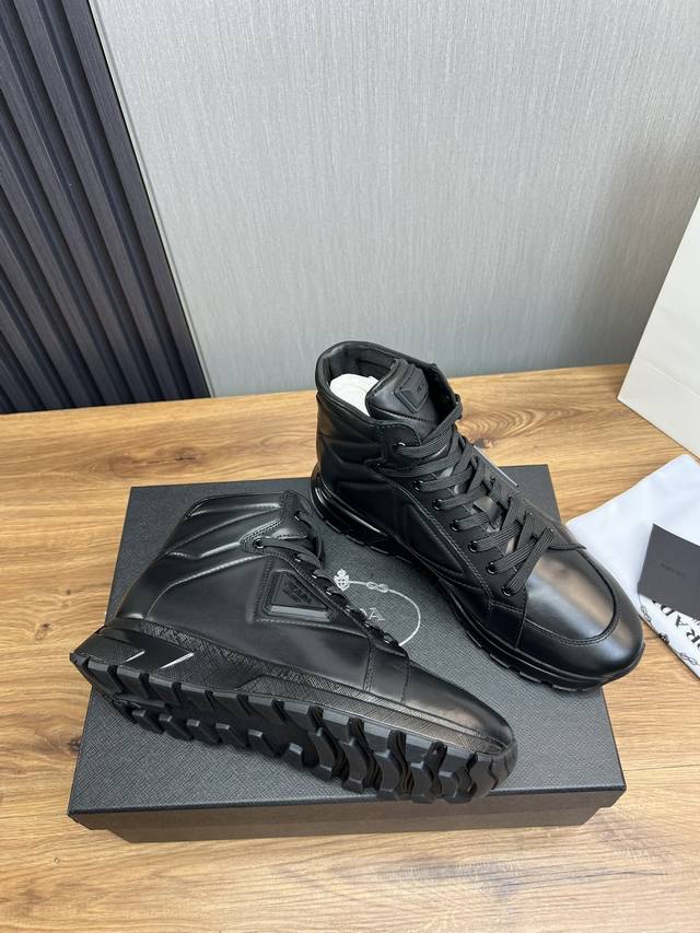 Factory price Prada new men's leather high top casual sports shoes adopt imported smooth calf leather upper with delicate, soft and glossy leather texture, classic triangular enamel metal logo embellishment, side sports shoes, low top lace up style f