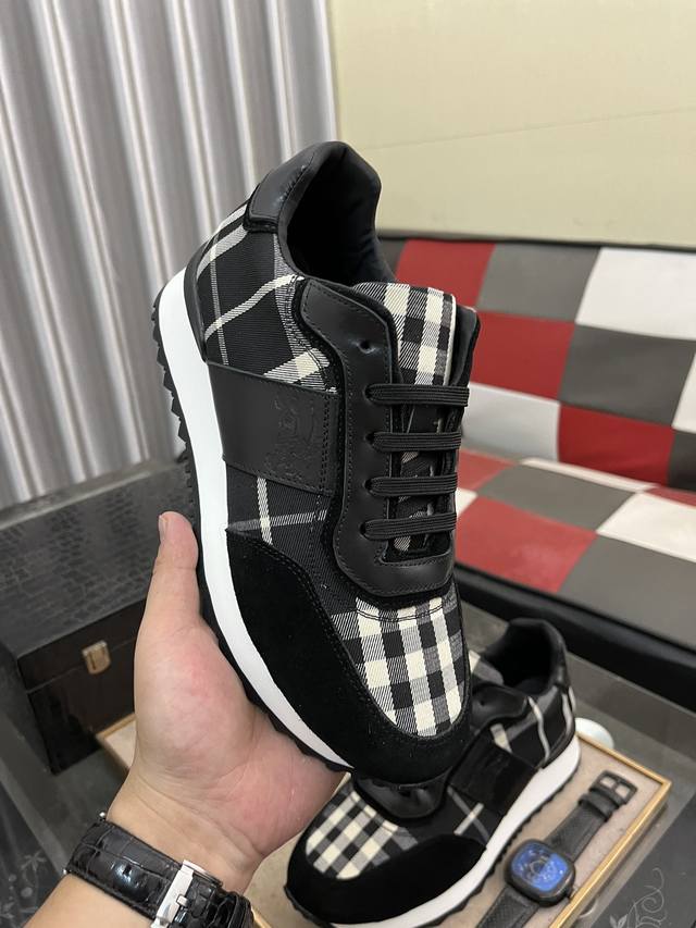 Burberry men's fashionable and trendy casual shoes, with high-quality imported cowhide brand special printed fabric on the upper, breathable sheepskin lining and foot pads, exquisite workmanship, high-end atmosphere, and a fashionable model shape. Ru