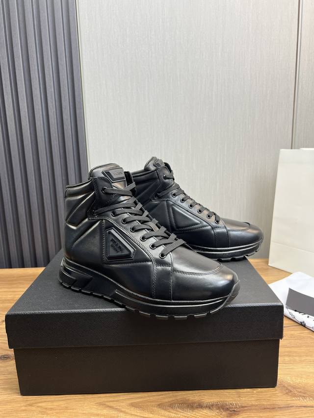 Factory price Prada new men's leather high top casual sports shoes adopt imported smooth calf leather upper with delicate, soft and glossy leather texture, classic triangular enamel metal logo embellishment, side sports shoes, low top lace up style f