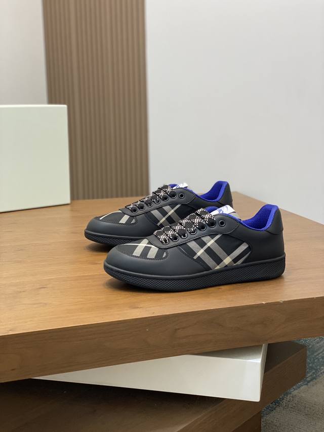 Burberry's new warhorse plaid casual sports shoes, brand new terrace casual sports shoes, Burberry's classic original super comfortable shoes, knight blue non slip sole, finally saw the latest diagonal plaid sports shoes. The color is really beautifu