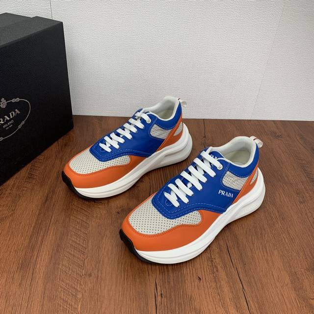Prada men's leather casual sports shoes are a hot commodity in Dongguan! Using imported solid color calf leather with mesh cowhide upper, three-dimensional geometric segmentation, precision manufacturing, uniform stitching, clear leather texture, mul