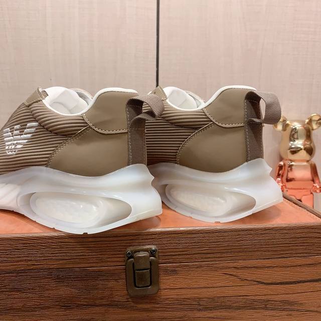 New: Factory price: Armani Armani * latest popular casual shoes, top brand luxury~purchasing agent, top~quality. The shoe upper is made of imported breathable cowhide with breathable sheepskin material, and the foot pads are finely crafted. Original 