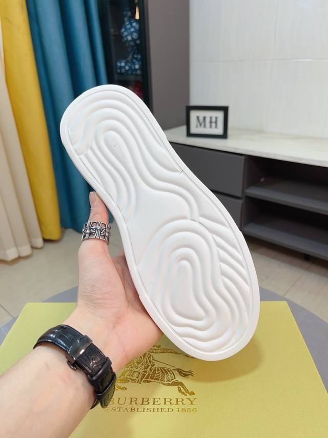 The factory price of Burberry's new lace up casual men's shoes is ahead of the market, with superior materials and workmanship compared to all versions in the market. The top layer of cowhide is shipped with imported original leather lining, and the 