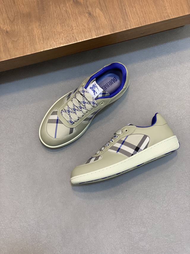 Burberry's new warhorse plaid casual sports shoes, brand new terrace casual sports shoes, Burberry's classic original super comfortable shoes, knight blue non slip sole, finally saw the latest diagonal plaid sports shoes. The color is really beautifu