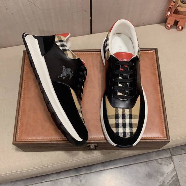 New: Factory price: Burberry's latest popular casual shoes, top brand luxury~purchasing agent, top quality~quality. The shoe upper is made of imported breathable cowhide with breathable sheepskin material, and the foot pads are finely crafted. Origin
