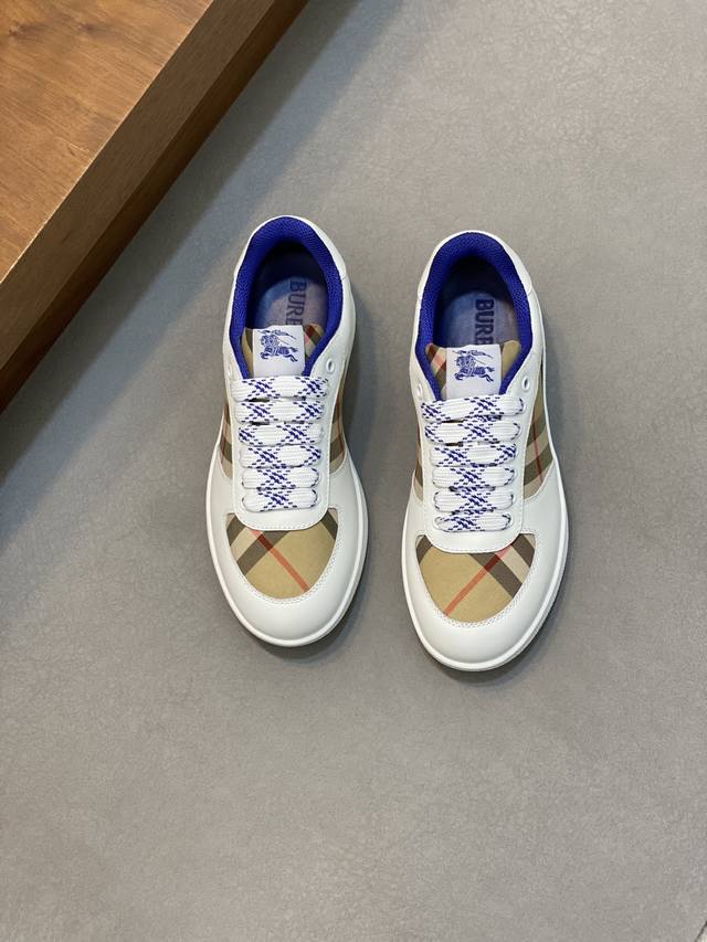 Burberry's new warhorse plaid casual sports shoes, brand new terrace casual sports shoes, Burberry's classic original super comfortable shoes, knight blue non slip sole, finally saw the latest diagonal plaid sports shoes. The color is really beautifu