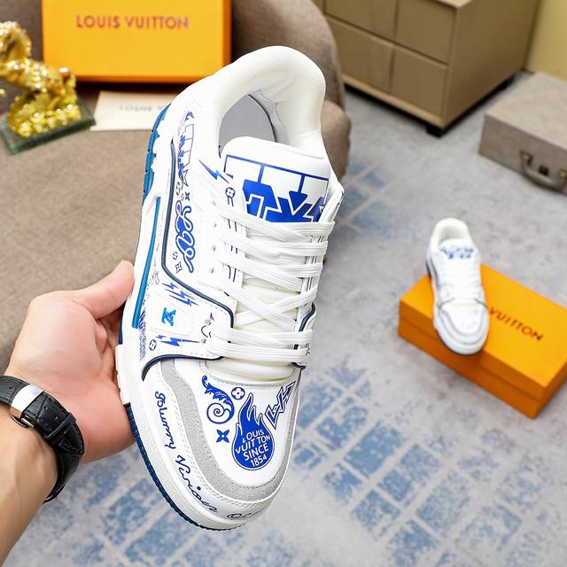 Top version LV Louis Vuitton casual sports shoes original 1:1 development replica!! The upper of the shoe is very comfortable and finely crafted. It is made of imported Italian top layer cowhide and the original brand mesh PU padding, providing a sup