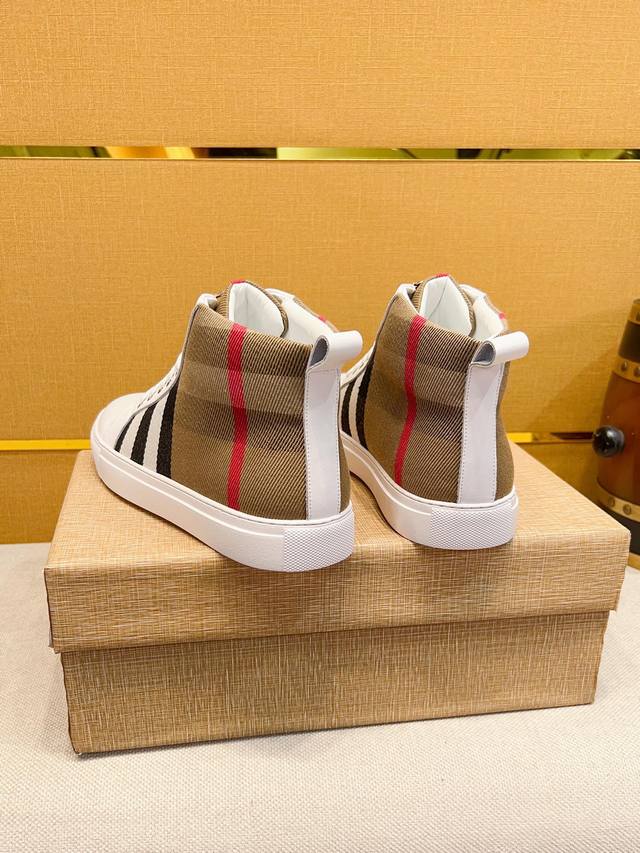 The new casual sports men's shoes from Velvet Carpi Burberry are designed in a fashionable Milan fashion with perfect workmanship. The original replica of the knight pattern is made of soft and comfortable cowhide material, and the warm fur lining is
