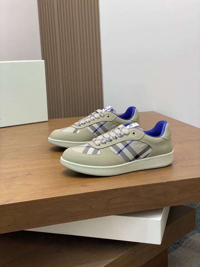 Burberry's new warhorse plaid casual sports shoes, brand new terrace casual sports shoes, Burberry's classic original super comfortable shoes, knight blue non slip sole, finally saw the latest diagonal plaid sports shoes. The color is really beautifu