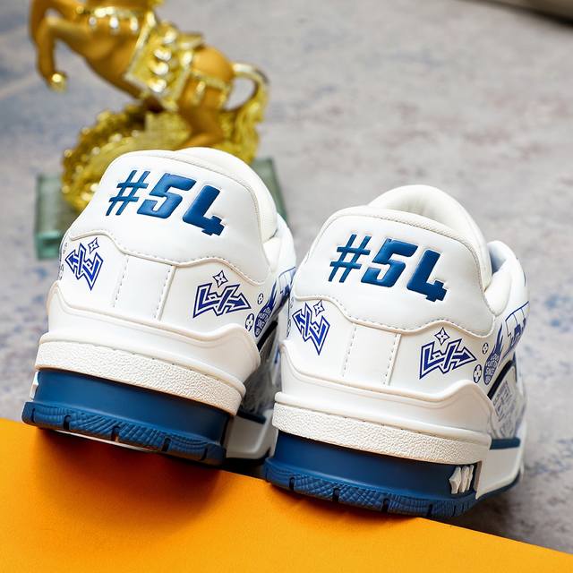 Top version LV Louis Vuitton casual sports shoes original 1:1 development replica!! The upper of the shoe is very comfortable and finely crafted. It is made of imported Italian top layer cowhide and the original brand mesh PU padding, providing a sup