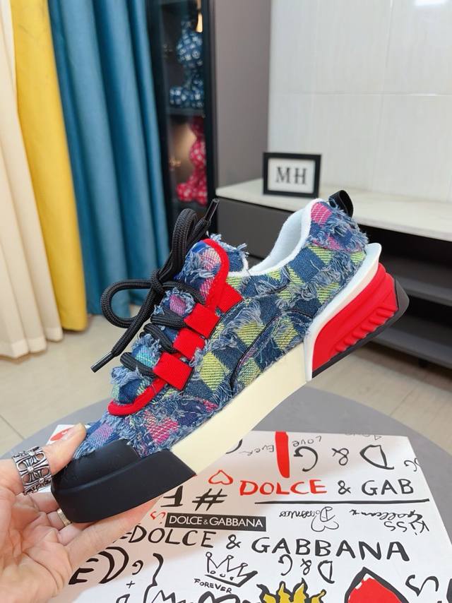 The original imported top layer cowhide and sheepskin lining of Dolce&Gabbana DG at factory price is lightweight, comfortable, versatile, and the original special outsole is highly favored by trendy men. The quality is exquisite and luxurious, exceed