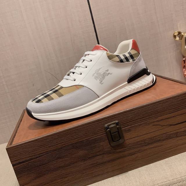 New: Factory price: Burberry's latest popular casual shoes, top brand luxury~purchasing agent, top quality~quality. The shoe upper is made of imported breathable cowhide with breathable sheepskin material, and the foot pads are finely crafted. Origin
