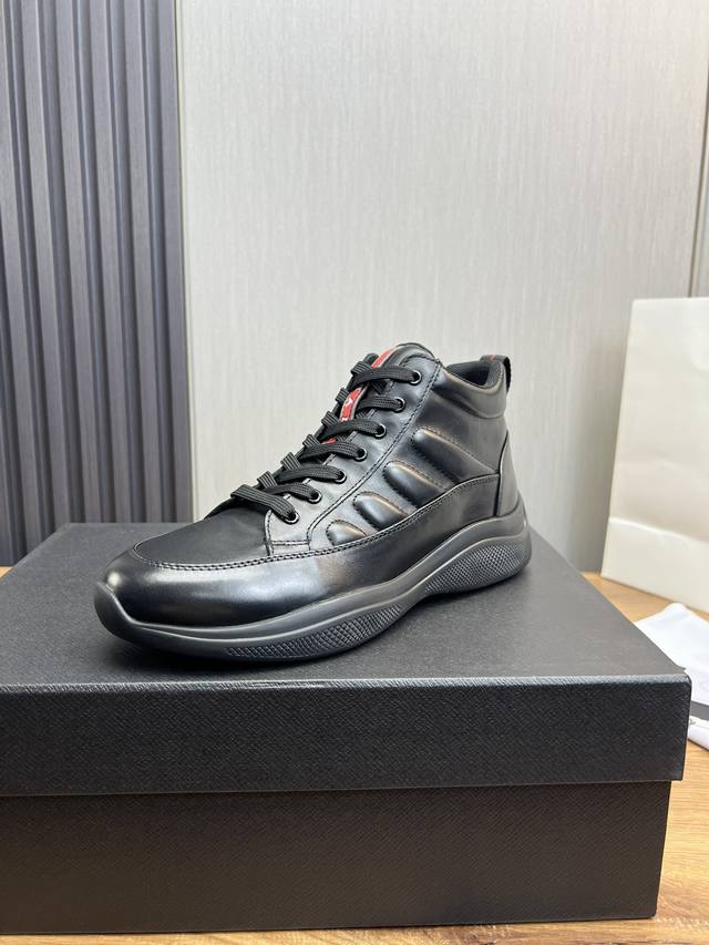 The factory price is available online Mao Li Prad * Prada men's casual lace up high top sports boots are made of imported Napa cowhide. The upper of the shoe has a layered design with geometric lines and a three-dimensional effect. The side is decora