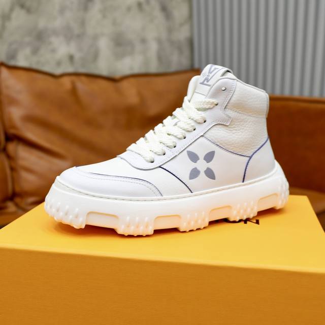 The official price of the new Louis Vuitton * L * V SPACE Lander casual shoes from LV is RMB. This casual shoe comes from the 2024 early autumn series and is made of Monoarm denim fabric. The official price of the new Louis Vuitton * L * V SPACE Land