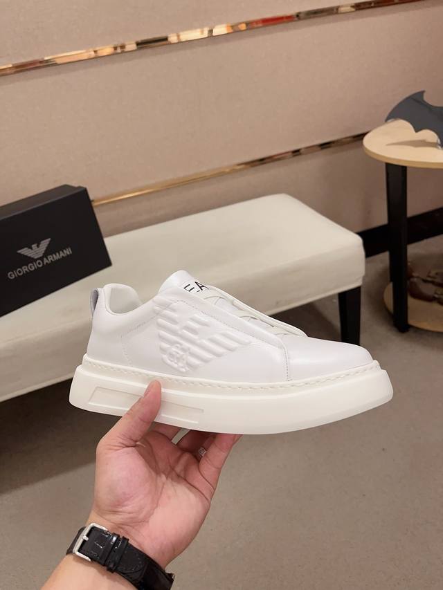 Factory price: Armani official website synchronizes with the latest shoe upper made of imported cowhide. Leather lining, foam outsole, top-notch handmade fine craftsmanship, perfect for those perfectionist men who pursue high luxury quality 38 44