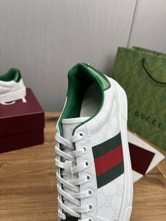 Factory price GUCCI Gucci Classic hot selling white shoes all year round. Standard sizes: women's sizes 35-40, men's sizes 38-44, women's and men's sizes 45. Customizable levels: official website. Original order quality material: original leather, or