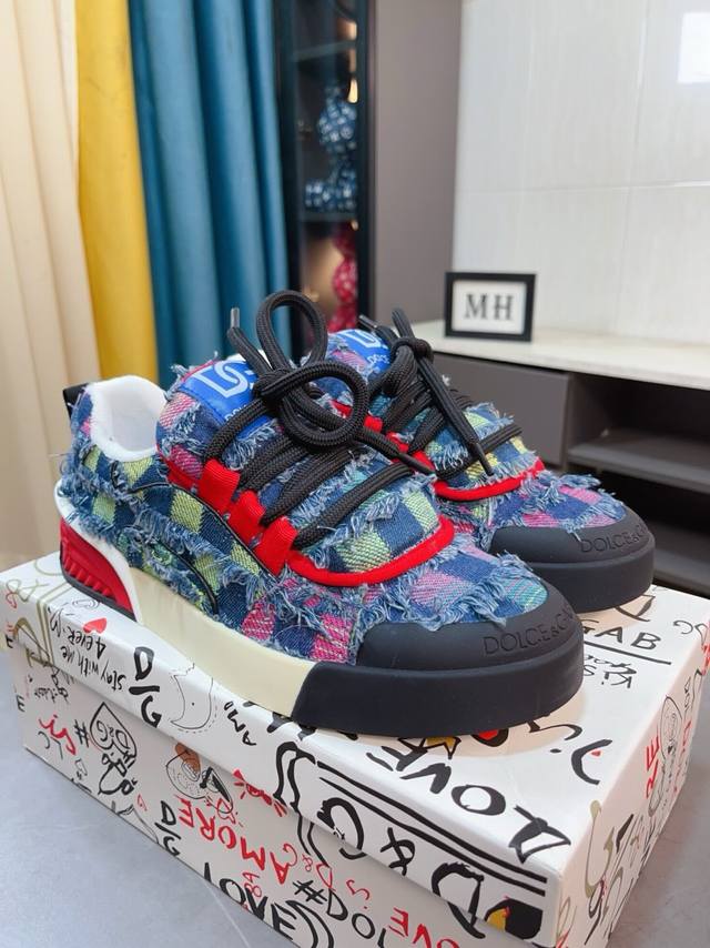 The original imported top layer cowhide and sheepskin lining of Dolce&Gabbana DG at factory price is lightweight, comfortable, versatile, and the original special outsole is highly favored by trendy men. The quality is exquisite and luxurious, exceed