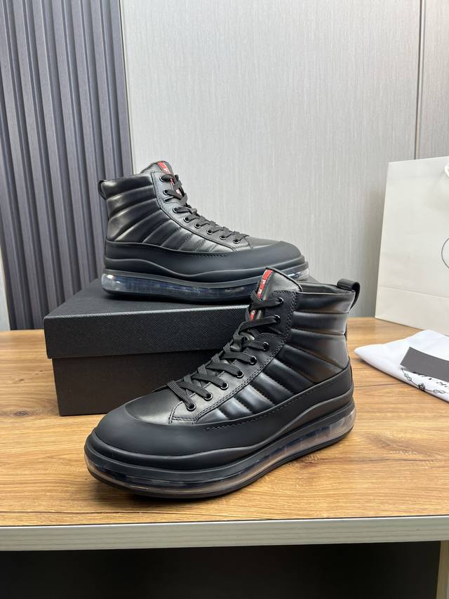 Factory price Prada leather, pure original leather cushion high top boots made of imported Napa cowhide with open edges and shiny leather, featuring classic red PRAD letter badges on the tongue, showcasing the brand's style. Geometric cutting