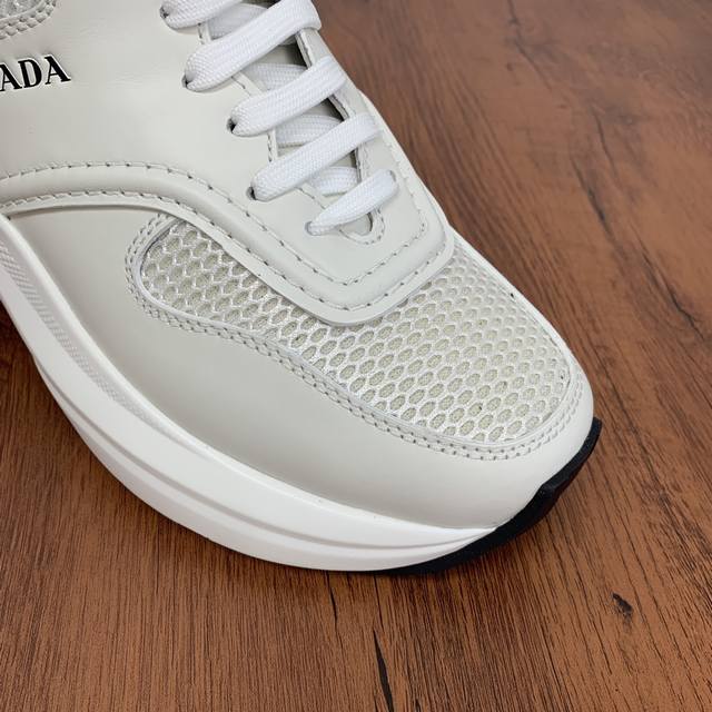 Prada men's leather mesh casual sports shoes are a hot commodity in Dongguan! Adopting imported calf leather splicing fabric mesh upper, geometric segmentation, precision manufacturing, uniform stitching, clear leather texture, fashionable and genero