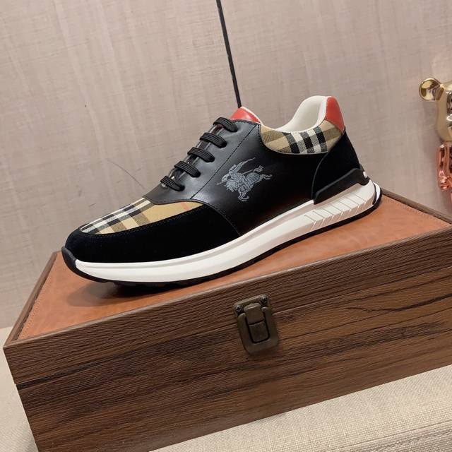 New: Factory price: Burberry's latest popular casual shoes, top brand luxury~purchasing agent, top quality~quality. The shoe upper is made of imported breathable cowhide with breathable sheepskin material, and the foot pads are finely crafted. Origin