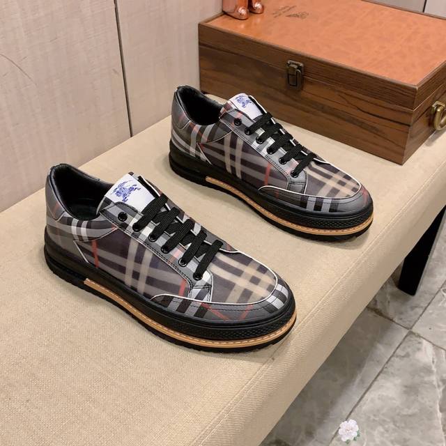 New: Factory price: Burberry's latest popular casual shoes, top brand luxury~purchasing agent, top quality~quality. The shoe upper is made of imported breathable cowhide with breathable sheepskin material, and the foot pads are finely crafted. Origin