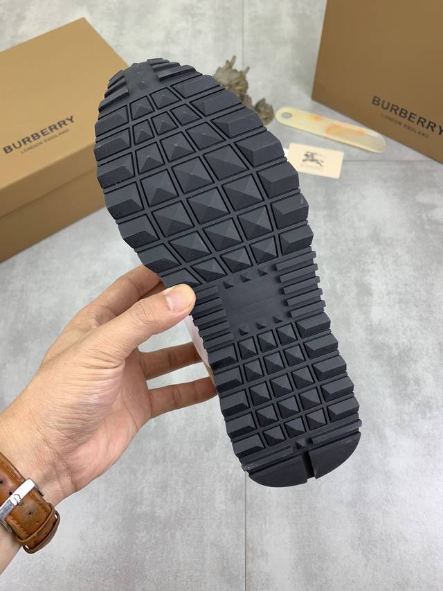 Factory price Knight Burberry sports men's shoes new casual low top men's shoes, new autumn and winter season design, perfect workmanship, set foot lazy style to create cabinet quality, shoe upper: fashionable and exquisite Burberry floral fabric wit