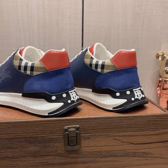 New: Factory price: Burberry's latest popular casual shoes, top brand luxury~purchasing agent, top quality~quality. The shoe upper is made of imported breathable cowhide with breathable sheepskin material, and the foot pads are finely crafted. Origin