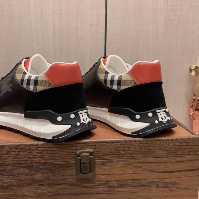 New: Factory price: Burberry's latest popular casual shoes, top brand luxury~purchasing agent, top quality~quality. The shoe upper is made of imported breathable cowhide with breathable sheepskin material, and the foot pads are finely crafted. Origin