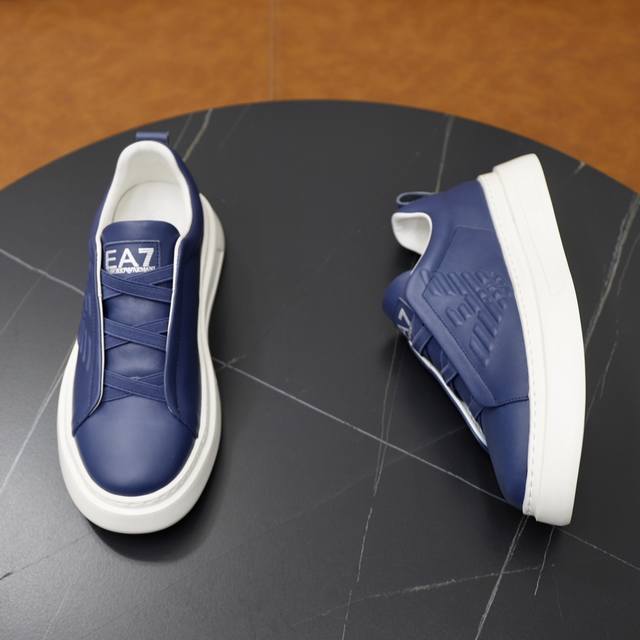 Brand: Armani ARM NI Standard Code: 38-44 45 Customization Level: Same as on official website Material: Original cowhide fabric Comfortable cowhide lining Lightweight and wear-resistant outsole Style Category: Men's fashion casual shoes Running sport