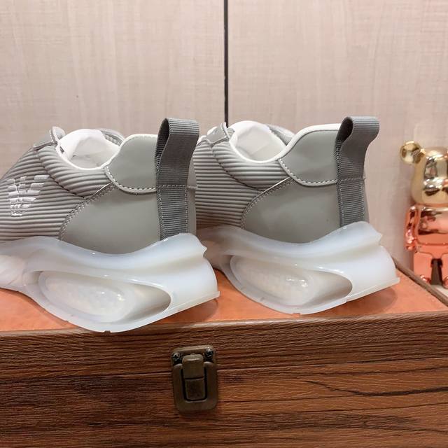 New: Factory price: Armani Armani * latest popular casual shoes, top brand luxury~purchasing agent, top~quality. The shoe upper is made of imported breathable cowhide with breathable sheepskin material, and the foot pads are finely crafted. Original 