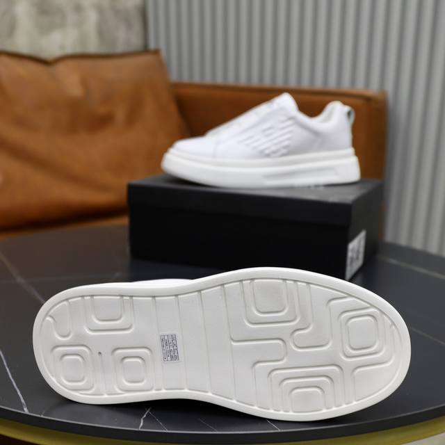 Brand: Armani ARM NI Standard Code: 38-44 45 Customization Level: Same as on official website Material: Original cowhide fabric Comfortable cowhide lining Lightweight and wear-resistant outsole Style Category: Men's fashion casual shoes Running sport