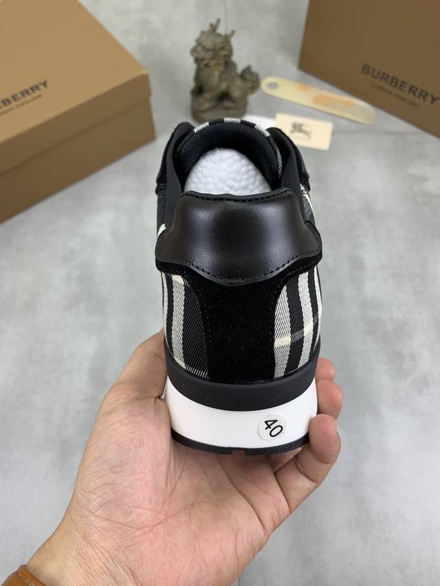 Factory price Knight Burberry sports men's shoes new casual low top men's shoes, new autumn and winter season design, perfect workmanship, set foot lazy style to create cabinet quality, shoe upper: fashionable and exquisite Burberry floral fabric wit