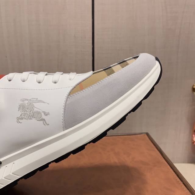 New: Factory price: Burberry's latest popular casual shoes, top brand luxury~purchasing agent, top quality~quality. The shoe upper is made of imported breathable cowhide with breathable sheepskin material, and the foot pads are finely crafted. Origin