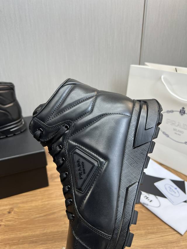 Factory price Prada new men's leather high top casual sports shoes adopt imported smooth calf leather upper with delicate, soft and glossy leather texture, classic triangular enamel metal logo embellishment, side sports shoes, low top lace up style f