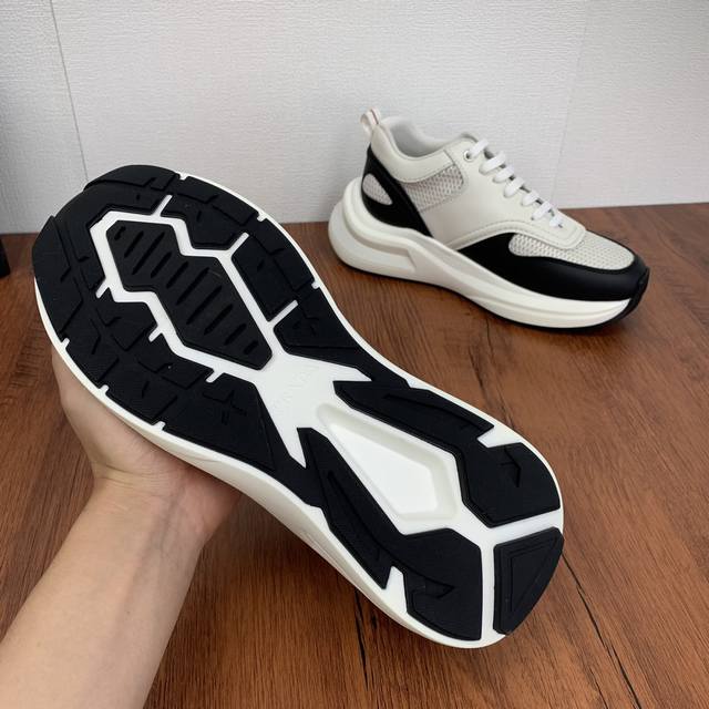 Prada men's leather mesh casual sports shoes are a hot commodity in Dongguan! Adopting imported calf leather splicing fabric mesh upper, geometric segmentation, precision manufacturing, uniform stitching, clear leather texture, fashionable and genero