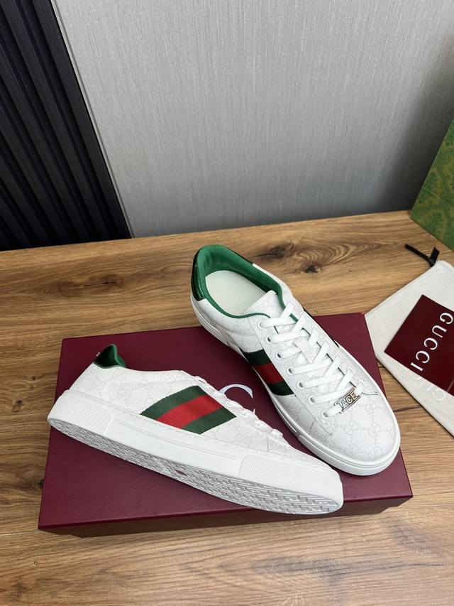 Factory price GUCCI Gucci Classic hot selling white shoes all year round. Standard sizes: women's sizes 35-40, men's sizes 38-44, women's and men's sizes 45. Customizable levels: official website. Original order quality material: original leather, or