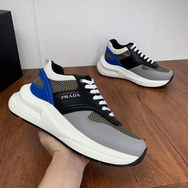 Prada men's leather mesh casual sports shoes are a hot commodity in Dongguan! Adopting imported calf leather splicing fabric mesh upper, geometric segmentation, precision manufacturing, uniform stitching, clear leather texture, fashionable and genero