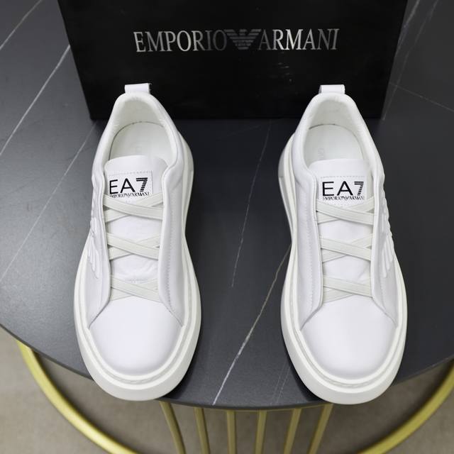 Brand: Armani ARM NI Standard Code: 38-44 45 Customization Level: Same as on official website Material: Original cowhide fabric Comfortable cowhide lining Lightweight and wear-resistant outsole Style Category: Men's fashion casual shoes Running sport