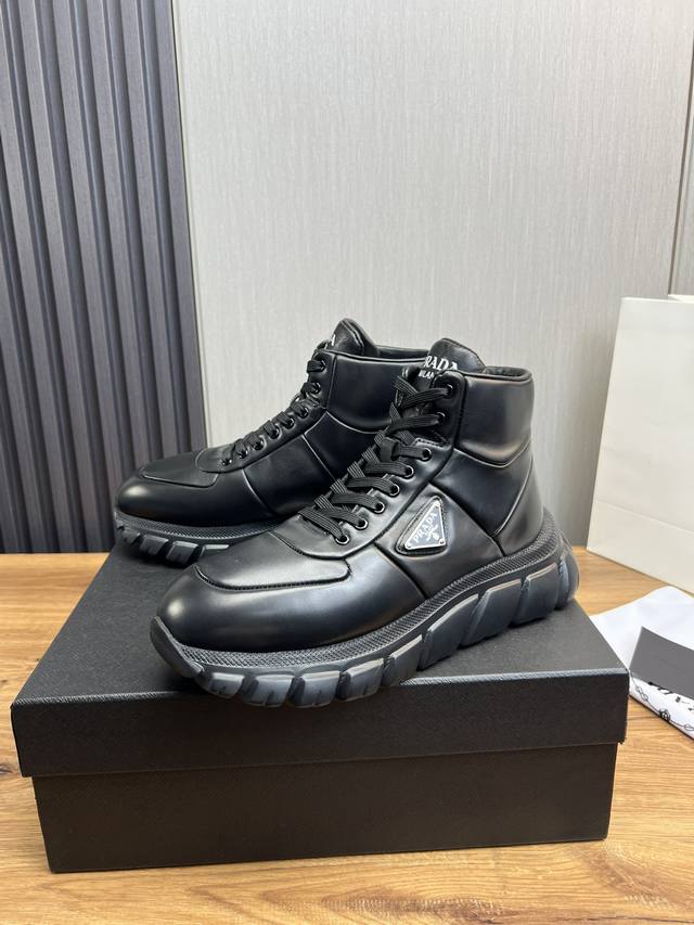 Factory price Prada new men's leather high top casual sports shoes adopt imported smooth calf leather upper with delicate, soft and glossy leather texture, classic triangular enamel metal logo embellishment, side sports shoes, low top lace up style f
