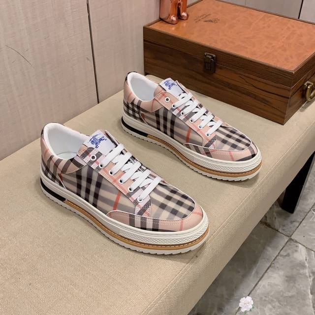 New: Factory price: Burberry's latest popular casual shoes, top brand luxury~purchasing agent, top quality~quality. The shoe upper is made of imported breathable cowhide with breathable sheepskin material, and the foot pads are finely crafted. Origin