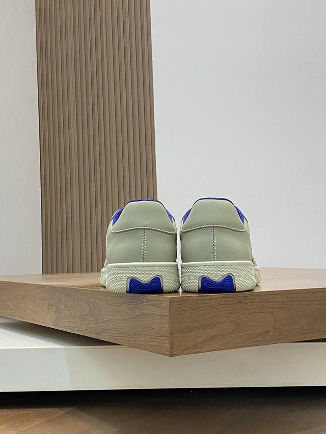 Burberry's new warhorse plaid casual sports shoes, brand new terrace casual sports shoes, Burberry's classic original super comfortable shoes, knight blue non slip sole, finally saw the latest diagonal plaid sports shoes. The color is really beautifu