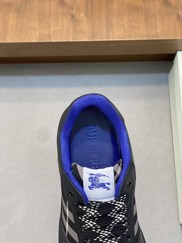 Burberry's new warhorse plaid casual sports shoes, brand new terrace casual sports shoes, Burberry's classic original super comfortable shoes, knight blue non slip sole, finally saw the latest diagonal plaid sports shoes. The color is really beautifu