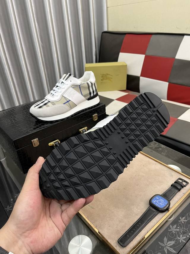 Burberry men's fashionable and trendy casual shoes, with high-quality imported cowhide brand special printed fabric on the upper, breathable sheepskin lining and foot pads, exquisite workmanship, high-end atmosphere, and a fashionable model shape. Ru