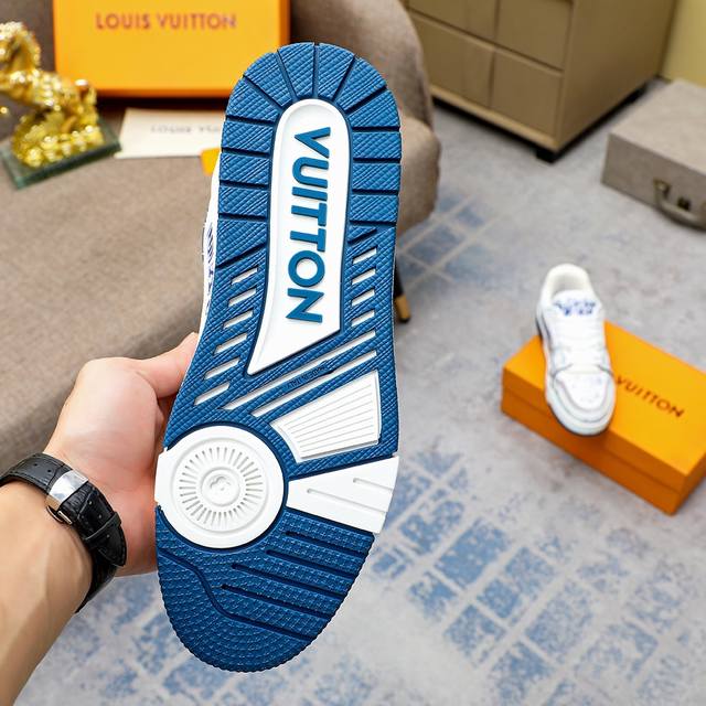 Top version LV Louis Vuitton casual sports shoes original 1:1 development replica!! The upper of the shoe is very comfortable and finely crafted. It is made of imported Italian top layer cowhide and the original brand mesh PU padding, providing a sup