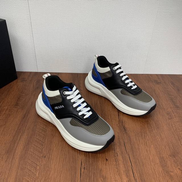 Prada men's leather mesh casual sports shoes are a hot commodity in Dongguan! Adopting imported calf leather splicing fabric mesh upper, geometric segmentation, precision manufacturing, uniform stitching, clear leather texture, fashionable and genero